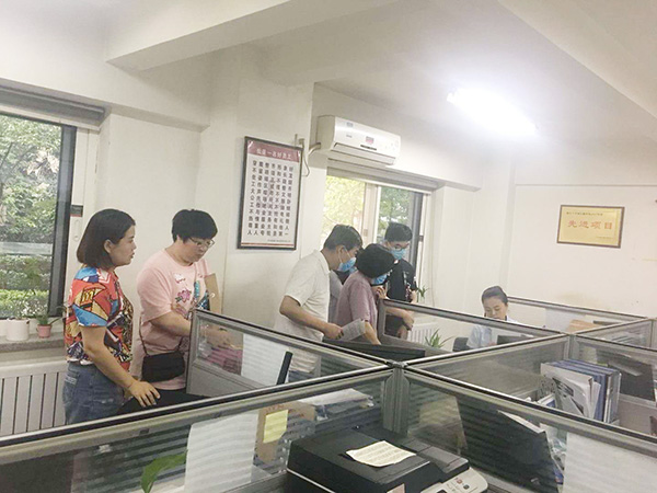 1594624363481355.jpg 11家長(zhǎng)排隊(duì)交資料.jpg