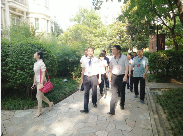 呼和浩特市政府考察團蒞臨【曲江6號】小區(qū)考察物業(yè)管理工作