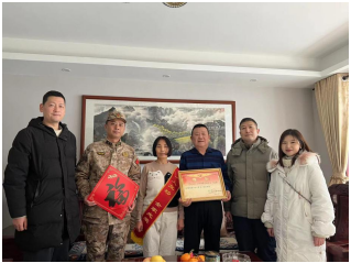 立功喜報(bào)送到家 光榮喜作新年禮